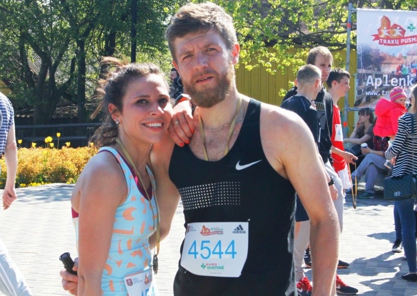 Biegające małżeństwo z Wydmin na podium maratonu w Trokach (zdjęcia)