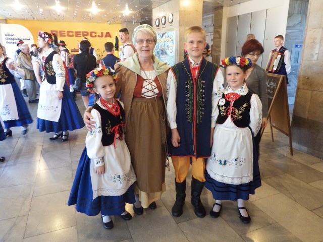 Borowiacy promowali się  w OstrowcuMaria Ollick, prezeska BTK z uczestnikami  imprezy.