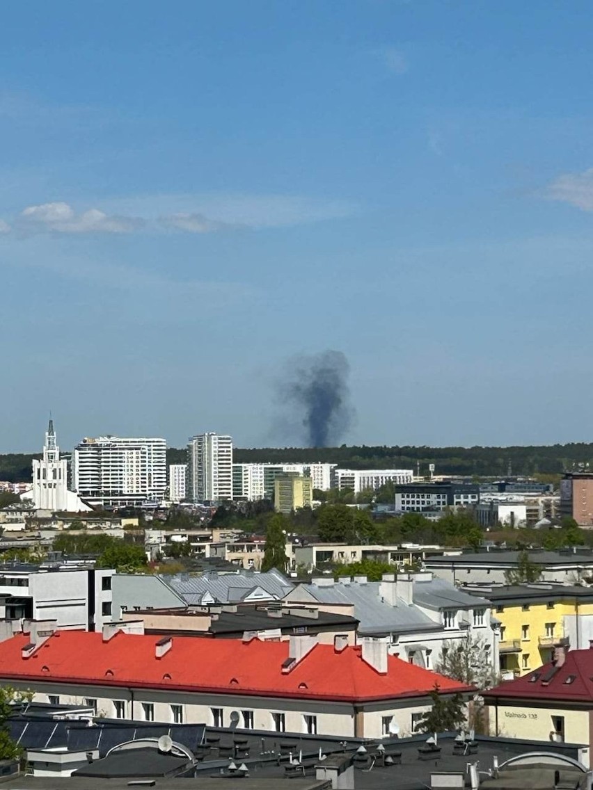 Pożar auta na terenie stolarni w Sochoniach. Na miejsce...