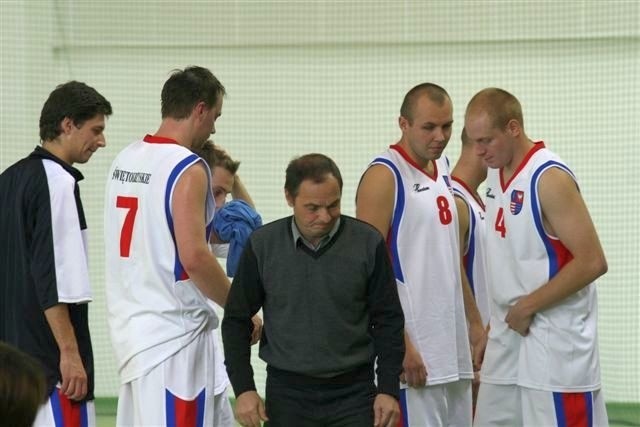 Podopieczni Stanisława Dudzika (w środku) przegrali inauguracyjny mecz 3 ligi z Cracovią Kraków.
