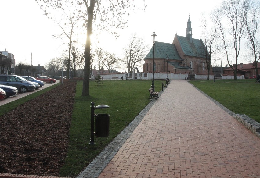Nowe otoczenie zabytkowego kościoła świętego Wacława w Radomiu. Są nowe alejki i sporo zieleni
