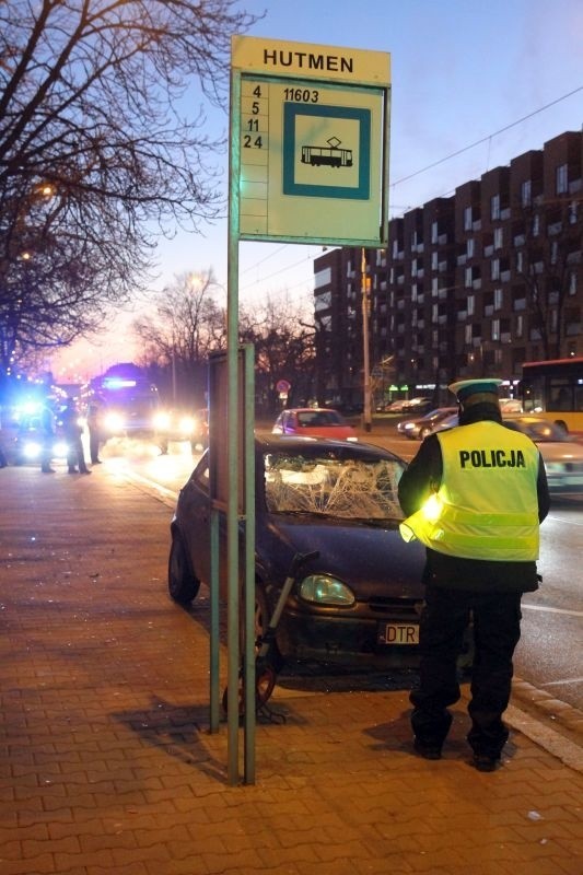 Wypadek na Grabiszyńskiej. Samochód potrącił pasażera wysiadającego z tramwaju