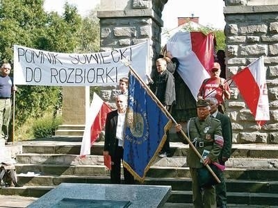 Manifestujący zasłonili czerwonoarmistów polską flagą narodową Fot. Alicja Fałek