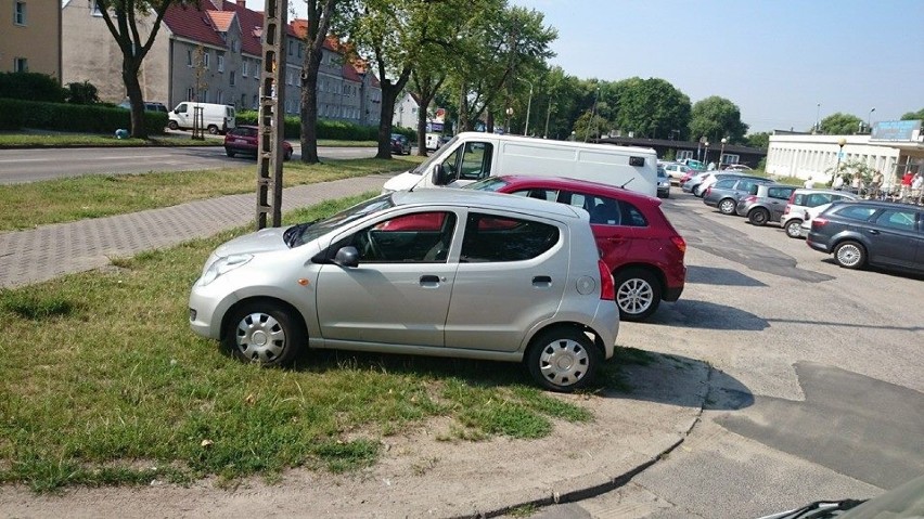 Poznańscy kierowcy parkują wszędzie. Mimo zakazów