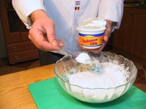 Mąkę zmieszać ze śmietaną, dodać żółtka, sól i spirytus.