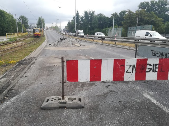 Również na ul. Nawrot od ul. Piotrkowskiej do ul. Kilińskiego i na ul. Tuwima od ul. Kilińskiego do ul. Targowej sporo się już zmieniło - są chodniki i asfalt, a otwarcie tych ulic zaplanowano na przełomie sierpnia oraz września. Kolejna rewitalizowana ulica Kilińskiego od ul.  Narutowicza do ul. Rewolucji 1905 r. (tutaj m.in. będą nowe przystanki, sieć trakcyjna i chodniki) ma być gotowa we wrześniu. Wkrótce zakończyć ma się także pierwszy etap przebudowy ulicy Rokicińskiej. Możliwe, że już pod koniec wakacji kierowcy pojadą odcinkiem  ul. Rokicińskiej od ul. Malowniczej do ul. Gajcego - tutaj jest już asfalt i chodniki.Czytaj więcej na następnej stronie