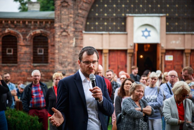 Dawid Szychowski, rabin Łodzi przed Domem Przedpogrzebowym na Cmentarzu Żydowskim w Łodzi