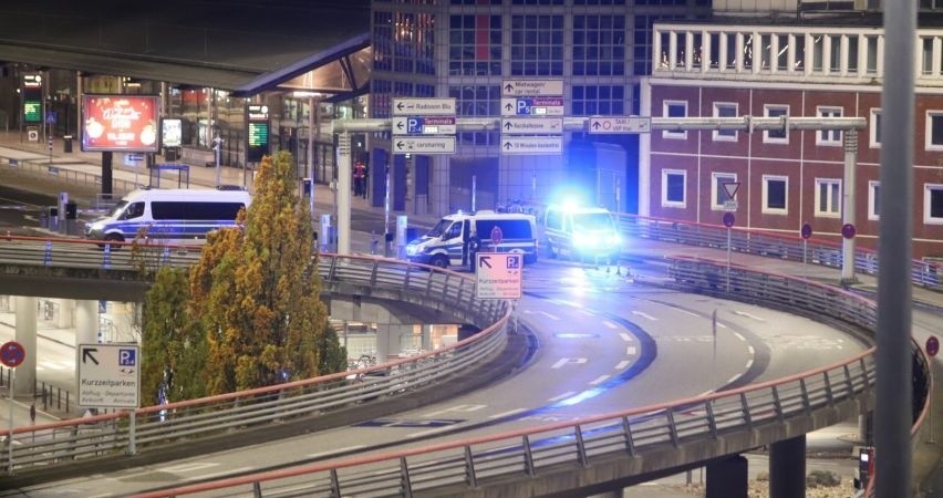 Policja zabezpiecza podjazd na lotnisku w Hamburgu po tym,...