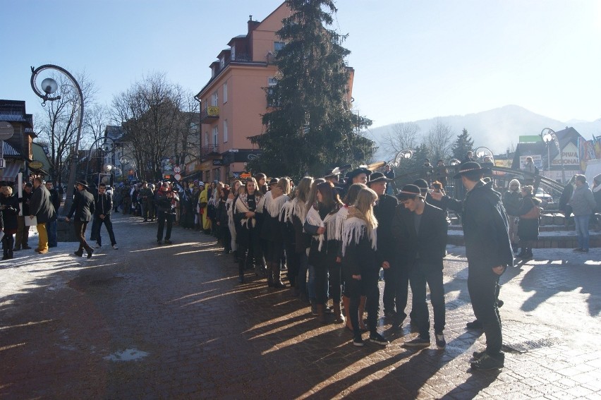 Zakopane. Maturzyści zatańczyli poloneza na Krupówkach [WIDEO][WIELKA GALERIA ZDJĘĆ]