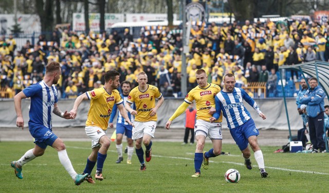 W hicie III ligi lubelsko-podkarpackiej Stal Rzeszów przegrała u siebie z Motorem Lublin 1:2. Bramki: 1:0 Prędota 49-głową, 1:1 Drozd 75, 1:2 Michota-głową 79.