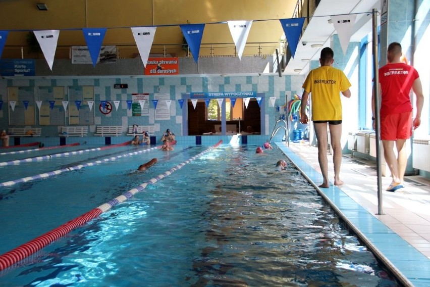 Białystok. BOSiR proponuje pływanie od podstaw i promocję dla uczestników nauki pływania