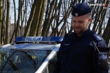 Zagubiony Amerykanin w Żorach. Z rozładowanym telefonem, bez dokumentów, z partnerką objętą kwarantanną. Pomógł mu policjant