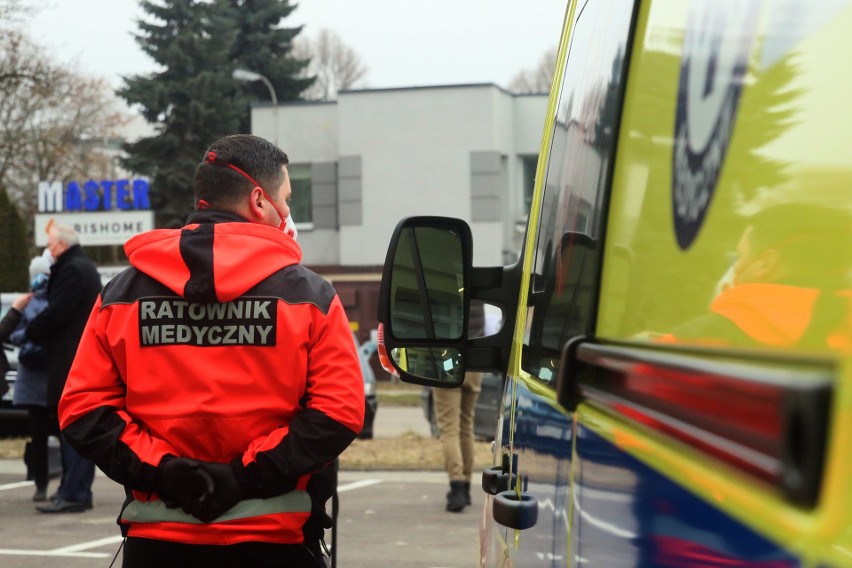 Lublin: Kluczyki do nowych ambulansów. Będą przewozić zakażonych pacjentów