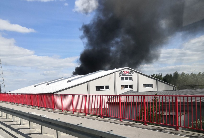 Pożar przy halach firmy zajmującej się produkcją elektronarzędzi w Chmielniku. W akcji 11 zastępów 
