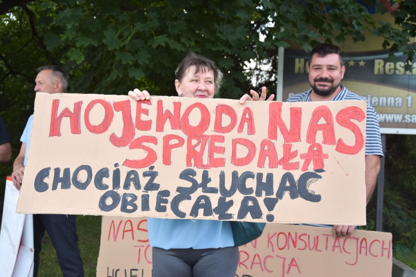 Protest mieszkańców gminy Sanok przeciwko przyłączeniu części Trepczy, Bykowiec i Zabłociec. "Nie ustąpimy burmistrzowi" [ZDJĘCIA]