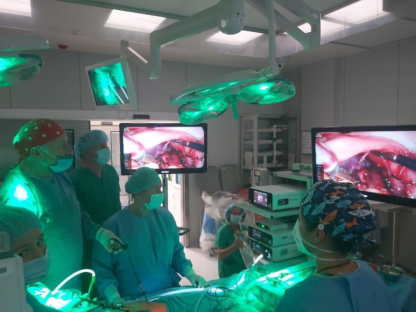 Nowy aparat powoduje, że narządy pacjenta, który leży na...