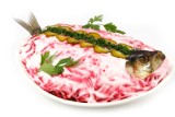 Ze śledziem, tuńczykiem, grecka… PRZEPISY na  smaczne sałatki 