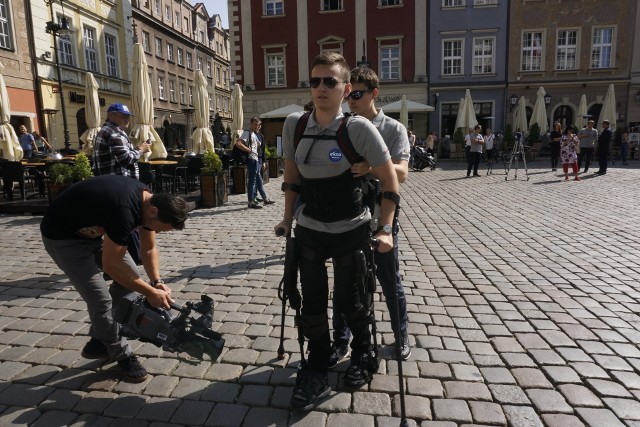 Akcja "Michał idzie przez Polskę": 17-latek z urazem rdzenia kręgowego za pomocą ezgoszkieletu spacerował po poznańskim Starym Rynku