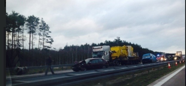 Karambol na A4. Zderzyło się siedem aut. A4 w kierunku Wrocławia była zablokowana