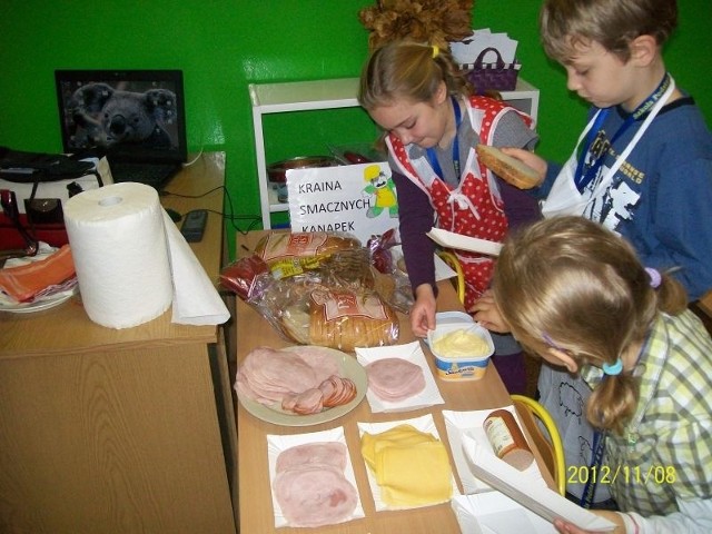 Dzieci z kl. I b Szkoły Podstawowej nr 4 w Chełmnie wspólnie przygotowywali kanapki