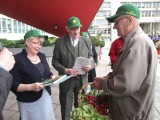 Protest działkowców w Kielcach. Bukiet kwiatów i warzywa dla...wojewody (zdjęcia,video)