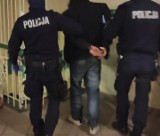 Nieudane włamanie do mieszkania w Słupsku. Dzielnicowi zatrzymali mężczyznę, który ukrył się pod...kocami