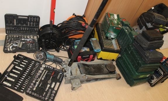 Policjanci z Lipna odnaleźli wiele wartościowych narzędzi pochodzących z kradzieży. Zobacz w galerii co znaleziono. Jeśli rozpoznasz skradziony Tobie sprzęt, zgłoś się do policjantów