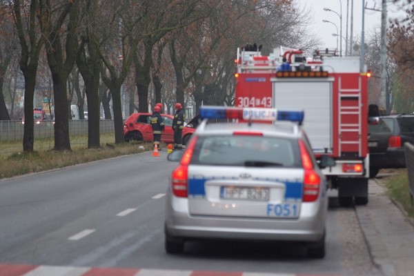 Wypadek na ul. Dąbrowskiego. Kierowca wjechał w drzewo (galeria, wideo)