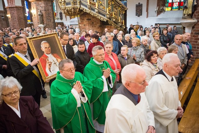 Prezydenci Maciej Kobyliński i Robert Biedroń podczas przekazania władzy. W tle zdjęty potem portret Jana Pawła II