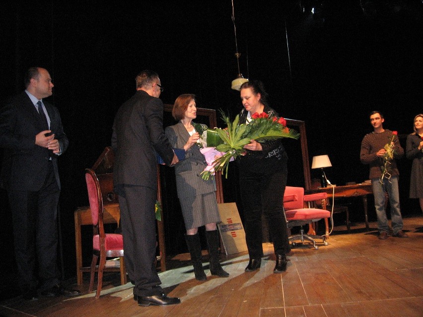 Rita Gombrowicz otrzymala kwiaty od gospodarza miasta i...