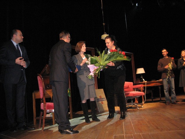 Rita Gombrowicz otrzymala kwiaty od gospodarza miasta i festiwalu.