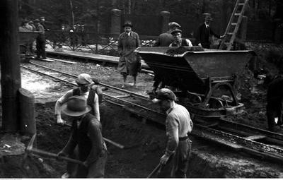 Robotnicy kopiący rów, podczas budowy linii tramwajowej w...