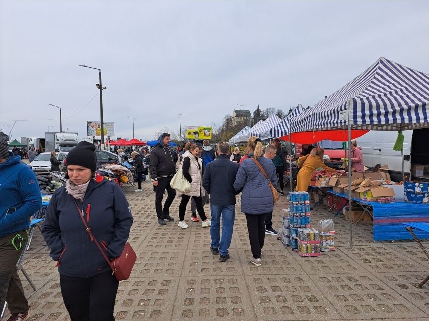 Duży ruch na giełdzie w Sandomierzu w sobotę 25 marca. Co szło najlepiej? Zobacz zdjęcia 