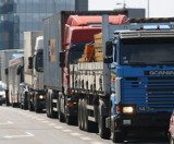 Ciężarówki w Piotrkowie brudzą ulice. Radny: "niech myją koła!"