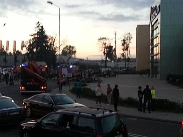 Ktoś poinformował koszalińskich strażaków, że w centrum handlowym Atrium została podłożona bomba. - Niestety, musimy ewakuować obiekt - mówią strażacy.