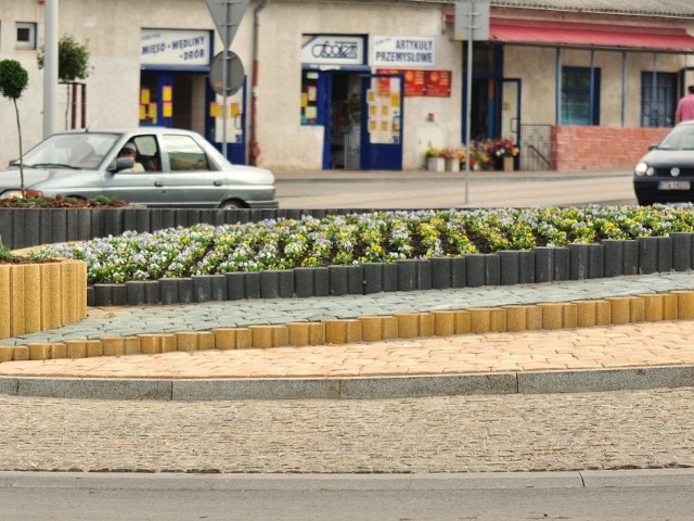 Rondo na skrzyżowaniu ulic Targowej, Piłsudskiego i Szerokiej zostało ozdobione roślinami.