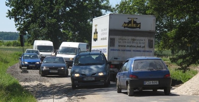 Na remontowanej drodze w Stypułowie często nadziewają się na siebie kolumny samochodów. Drogowcy winią kierowców, którzy nie czekają na zielone światło.
