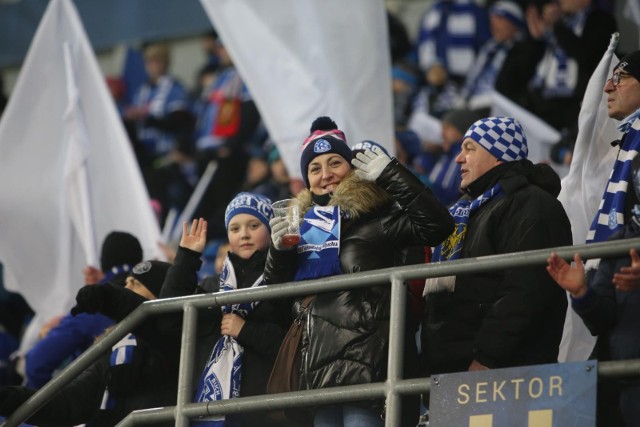 Kibice Ruchu Chorzów stworzyli na stadionie w Gliwicach gorącą atmosferę  Zobacz kolejne zdjęcia. Przesuwaj zdjęcia w prawo - naciśnij strzałkę lub przycisk NASTĘPNE