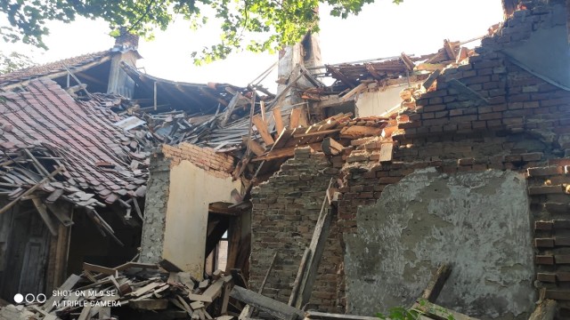 W Linowcu (gm. Lisewo) zawalił się drewniany strop budynku pałacowo-mieszkalnego, a częściowo także dach wyłożony dachówką