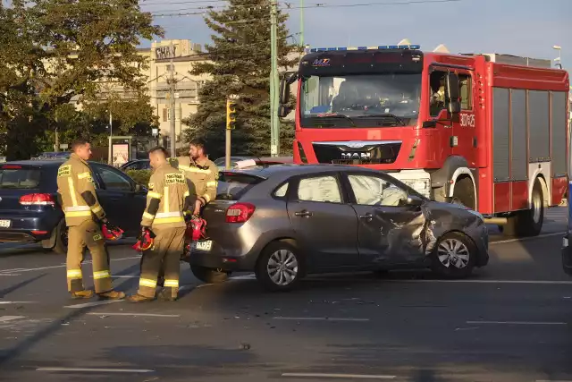 Zderzenie dwóch samochodów na rondzie Śródka w Poznaniu. Gigantyczny korek!Zobacz zdjęcia --->