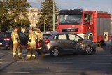 Zderzenie dwóch samochodów na rondzie Śródka w Poznaniu. Gigantyczny korek! Zobacz zdjęcia