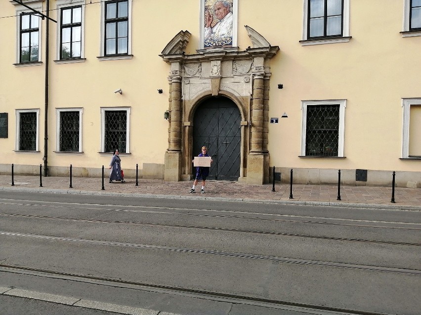 Protest LGBT pod krakowską kurią