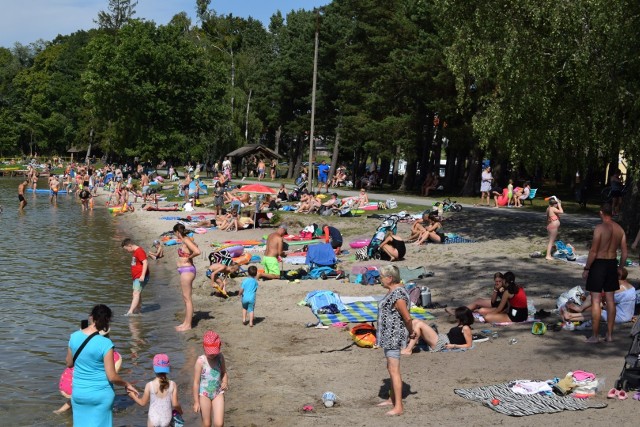 Jezioro Wielewskie w Wielu jest jednym z najbardziej urokliwych jezior w powiecie kościerskim. To miejsce kochają mieszkańcy i turyści.