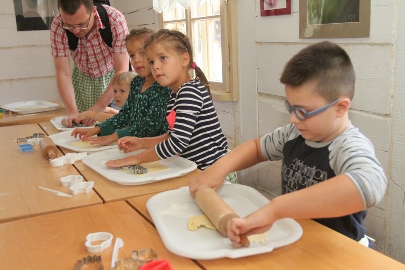 Dzieci uczyły się piec chleb [zdjęcia]