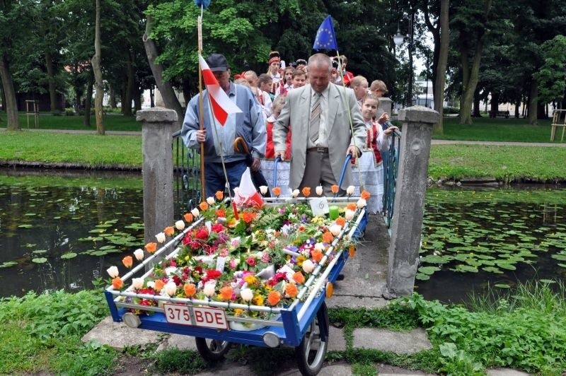 W drodze towarzyszyły im przyśpiewki w wykonaniu zespołu...