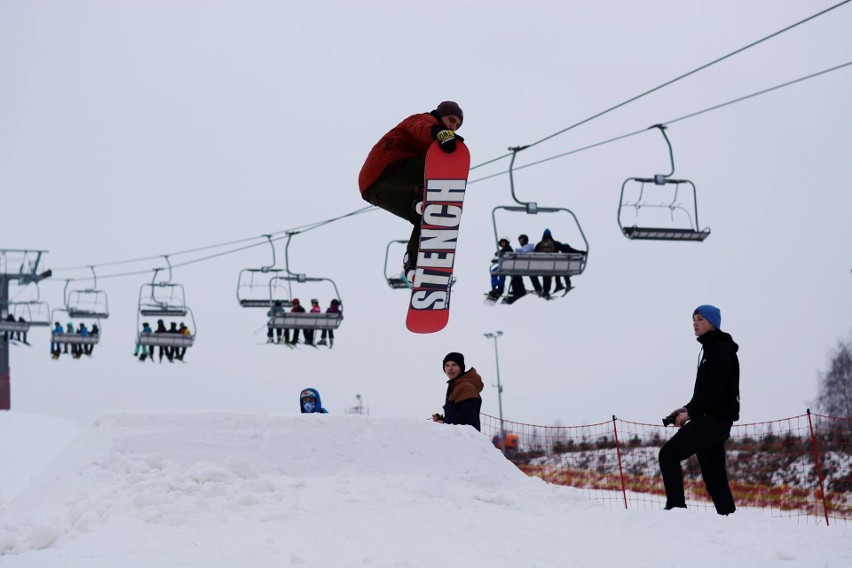 Wielkie otwarcie snowparku w Bałtowie z efektownymi pokazami trików (ZDJĘCIA)