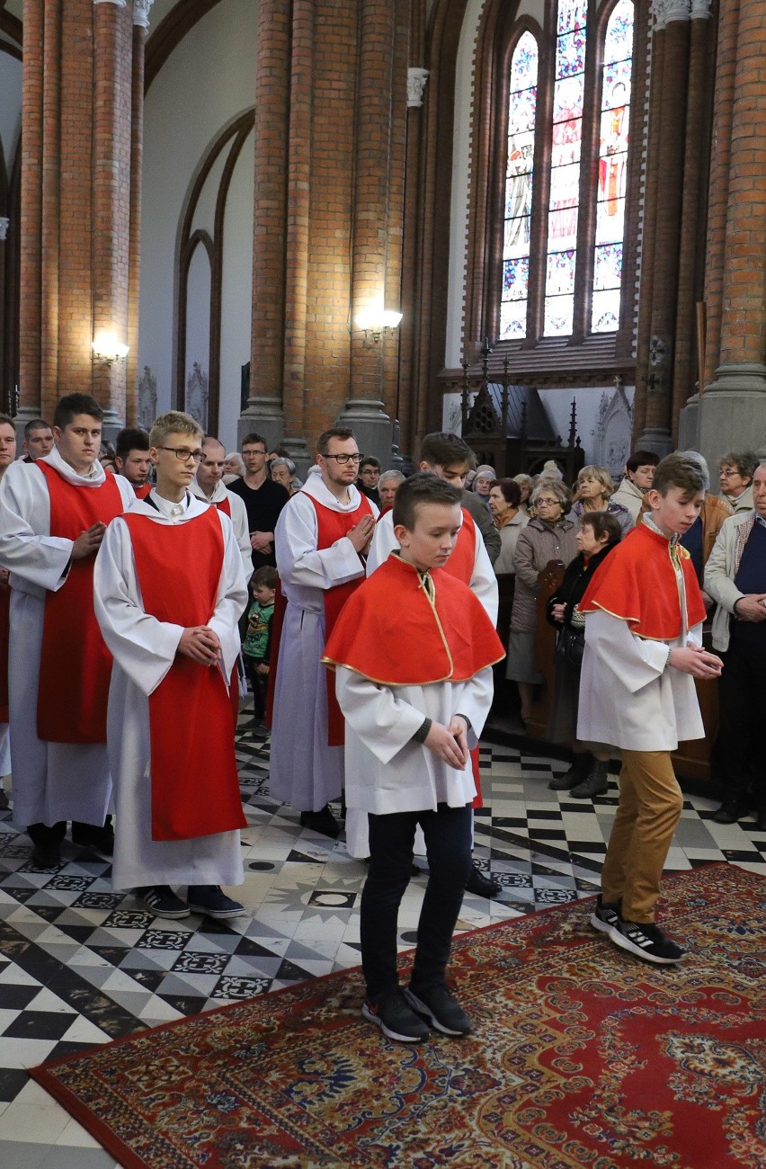 Wielki Piątek. W sobotę wierni święcą pokarmy. Zobacz zdjęcia z Liturgii Męki Pańskiej [ZDJĘCIA]