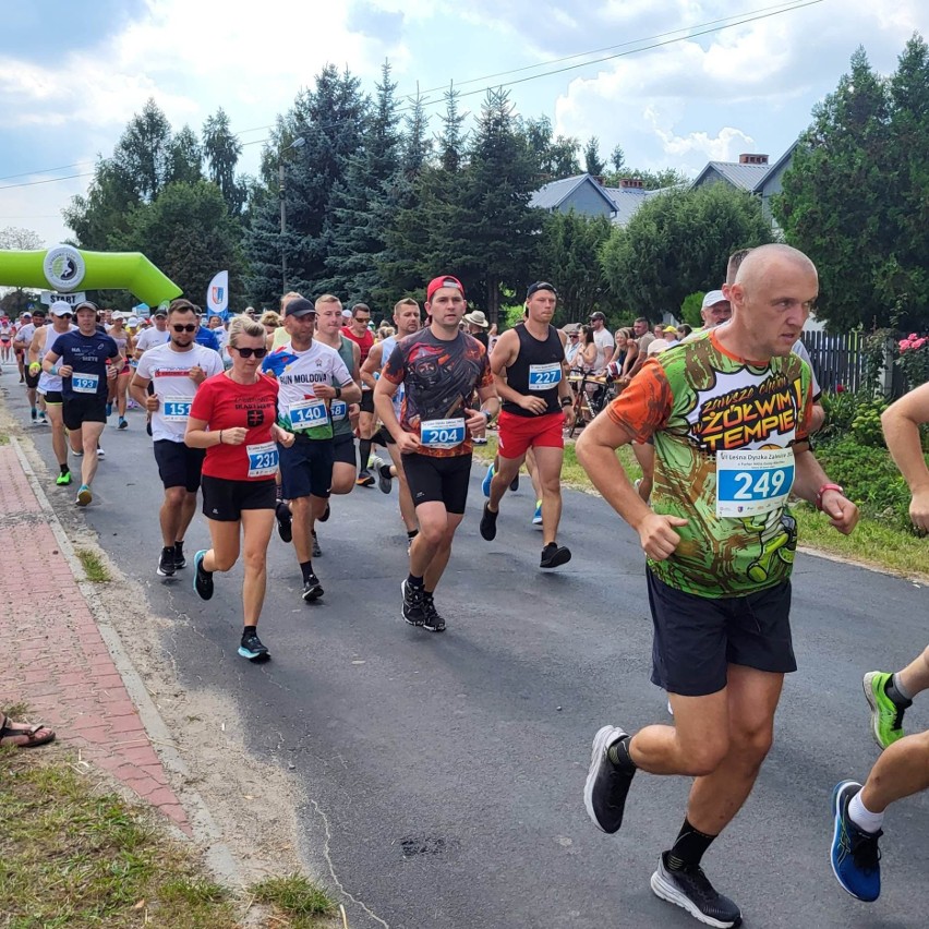 Prawie 300 zawodników pobiegło w VI Leśnej Dyszce w Zalesicach. Zobacz zdjęcia 
