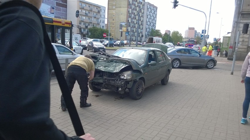 Wypadek na Kościuszki w Łodzi. Zderzenie 3 samochodów [ZDJĘCIA]