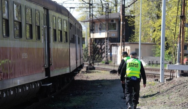 Dyżurny kierujący ruchem pociągów wpadł podczas rutynowej kontroli prowadzonej przez funkcjonariuszy Straży Ochrony Kolei.